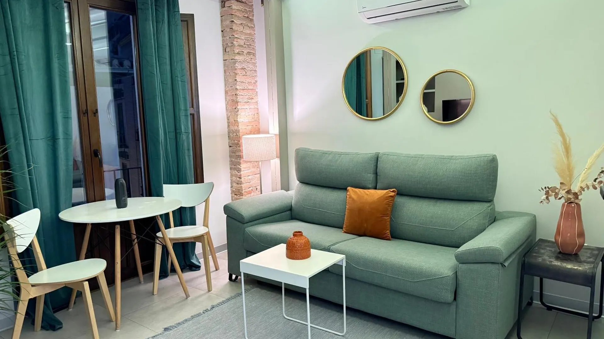 Rueda Bolas Suites - Hostatel Granada