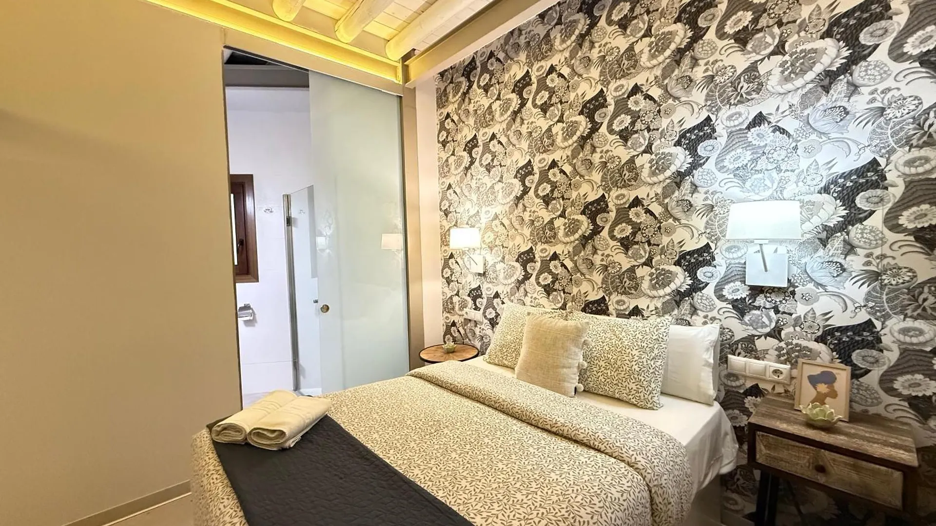 Rueda Bolas Suites - Hostatel Granada
