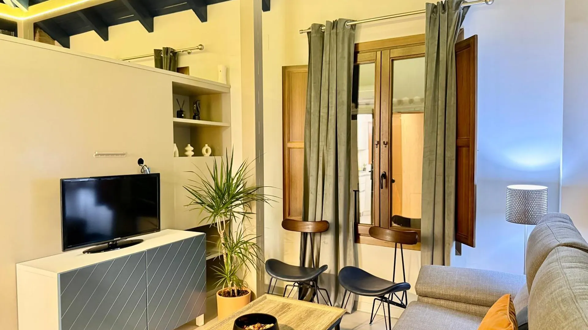 Rueda Bolas Suites - Hostatel Granada Spain