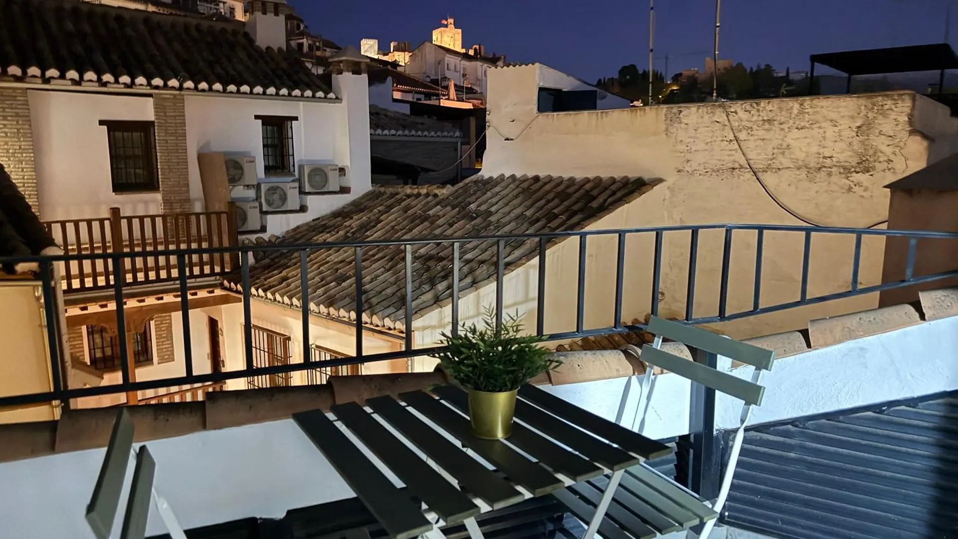 Rueda Bolas Suites - Hostatel Granada