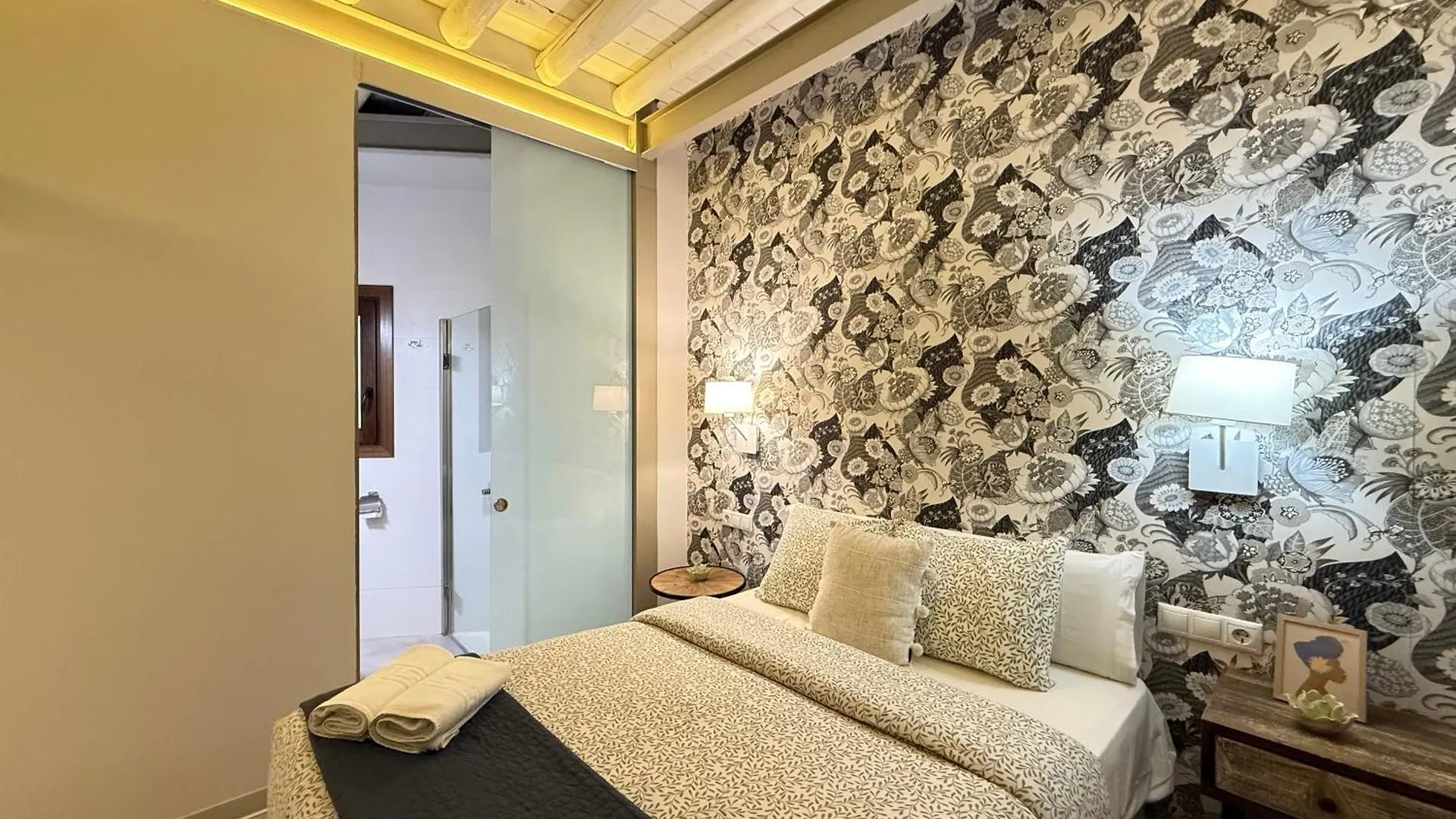 Rueda Bolas Suites - Hostatel Granada Spain