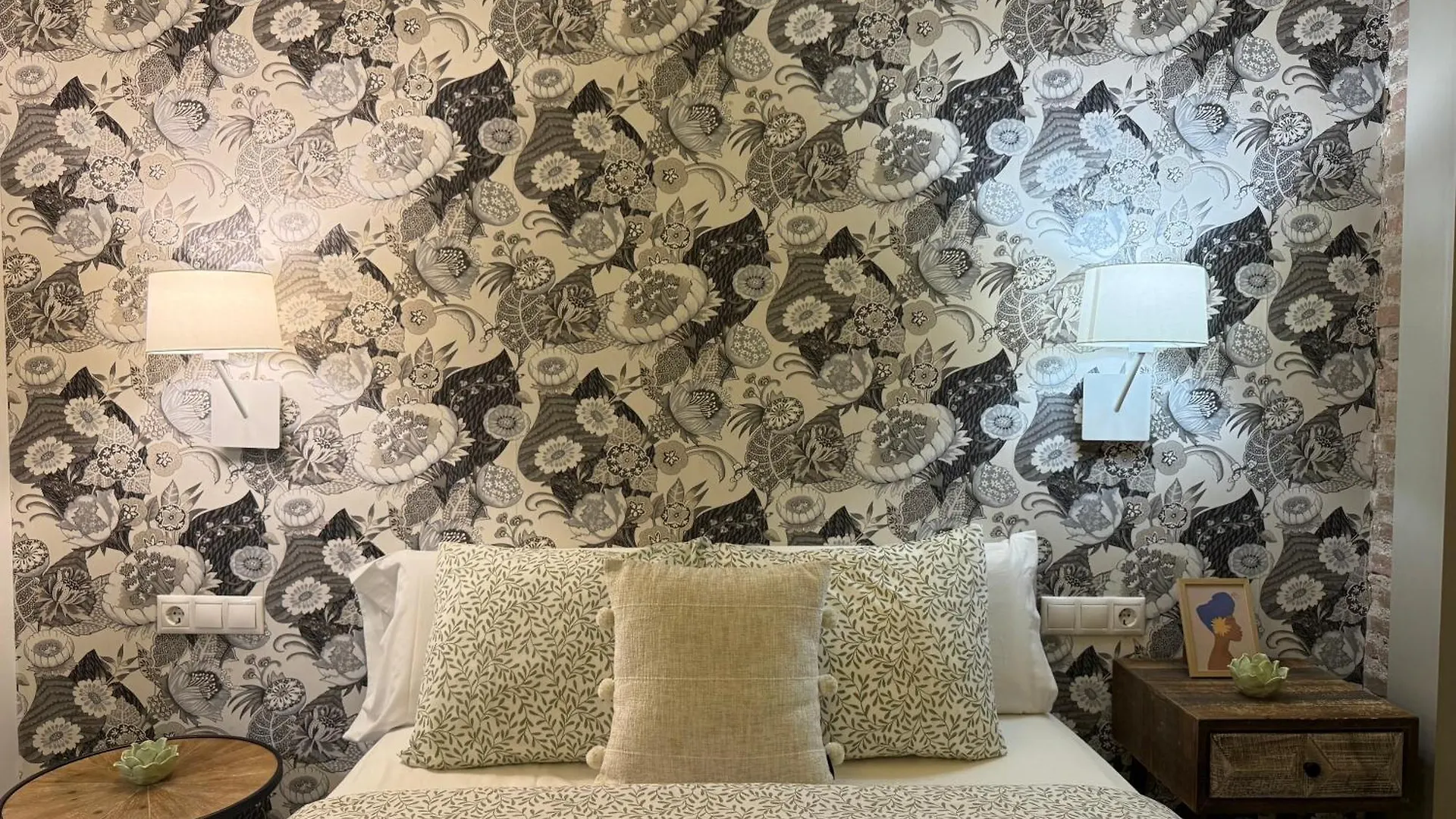Rueda Bolas Suites - Hostatel Granada