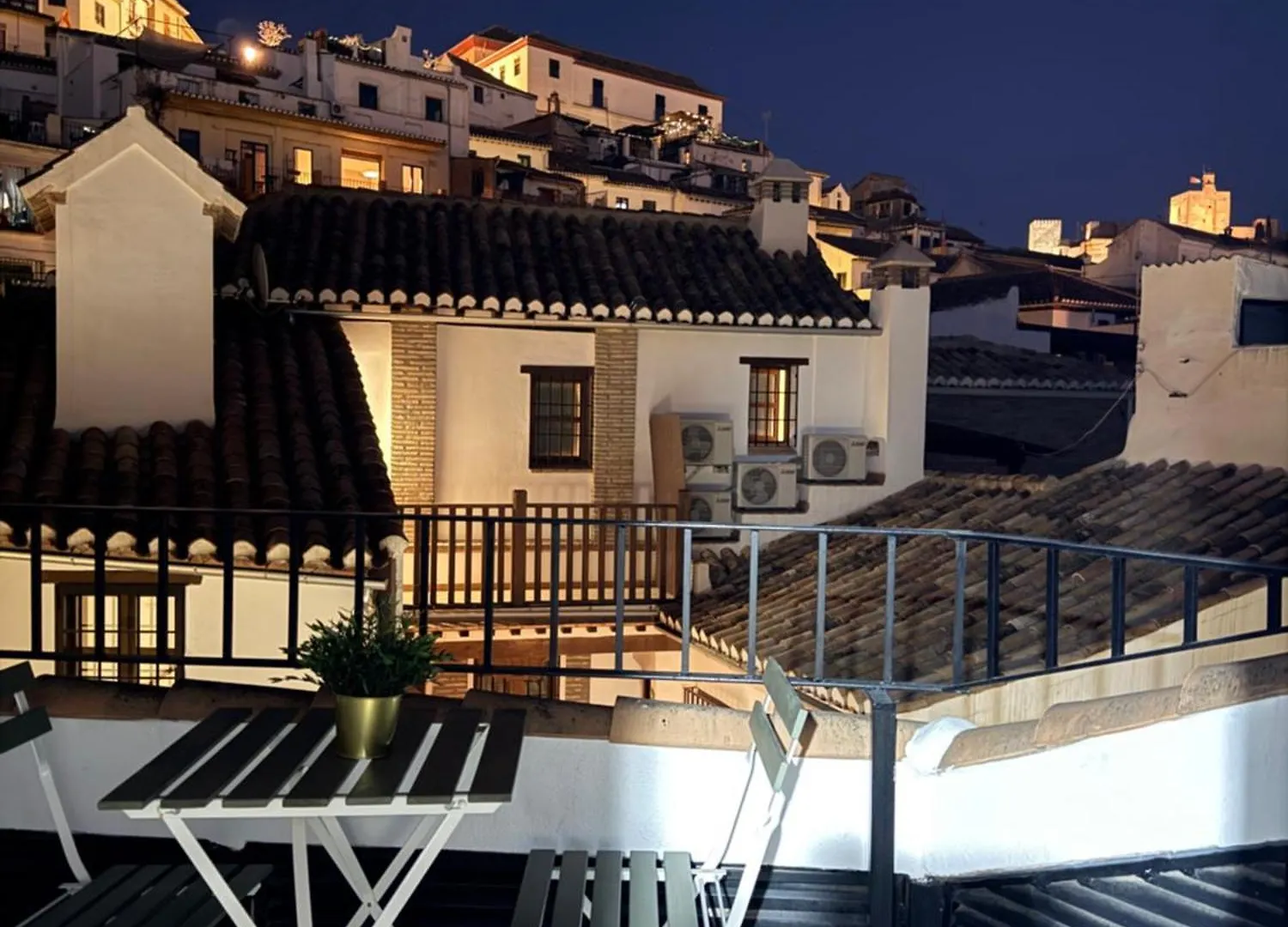 Rueda Bolas Suites - Hostatel Granada