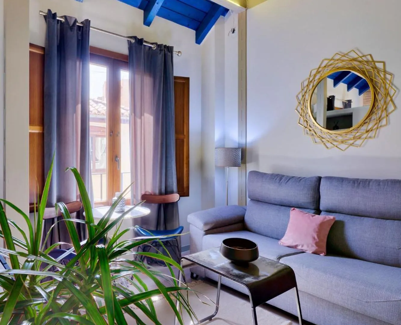 Rueda Bolas Suites - Hostatel Granada Apartment