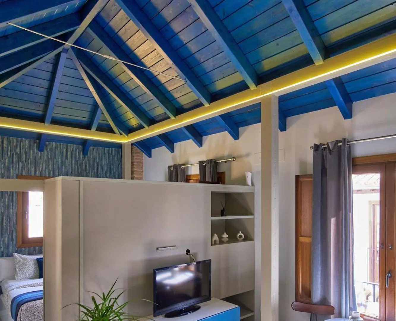 Rueda Bolas Suites - Hostatel contacts