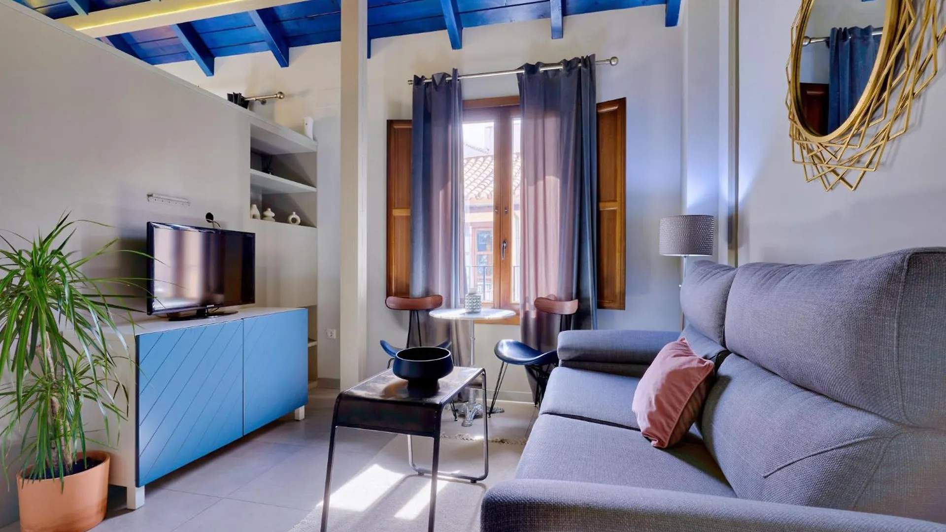 Rueda Bolas Suites - Hostatel Granada Spain