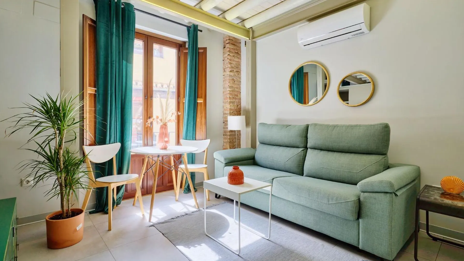 Rueda Bolas Suites - Hostatel Granada