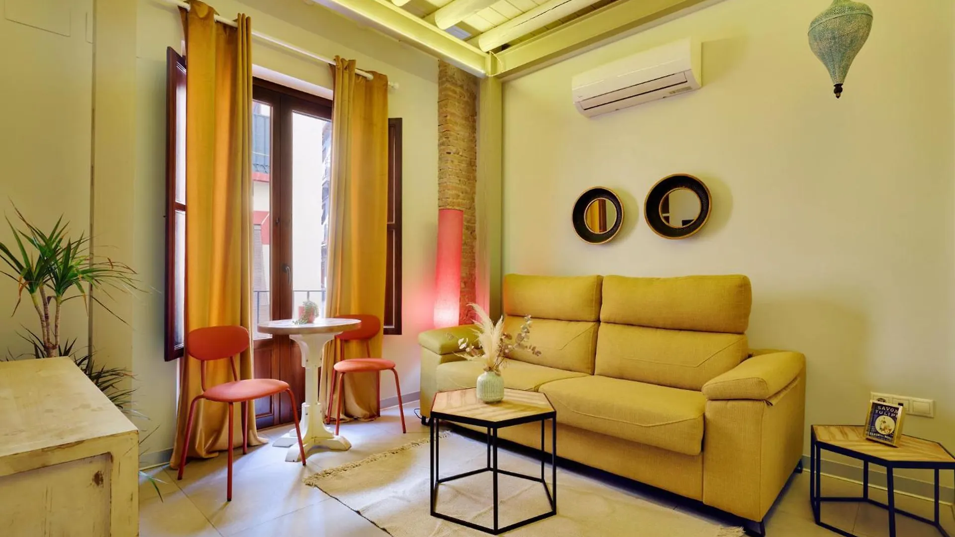Rueda Bolas Suites - Hostatel Granada