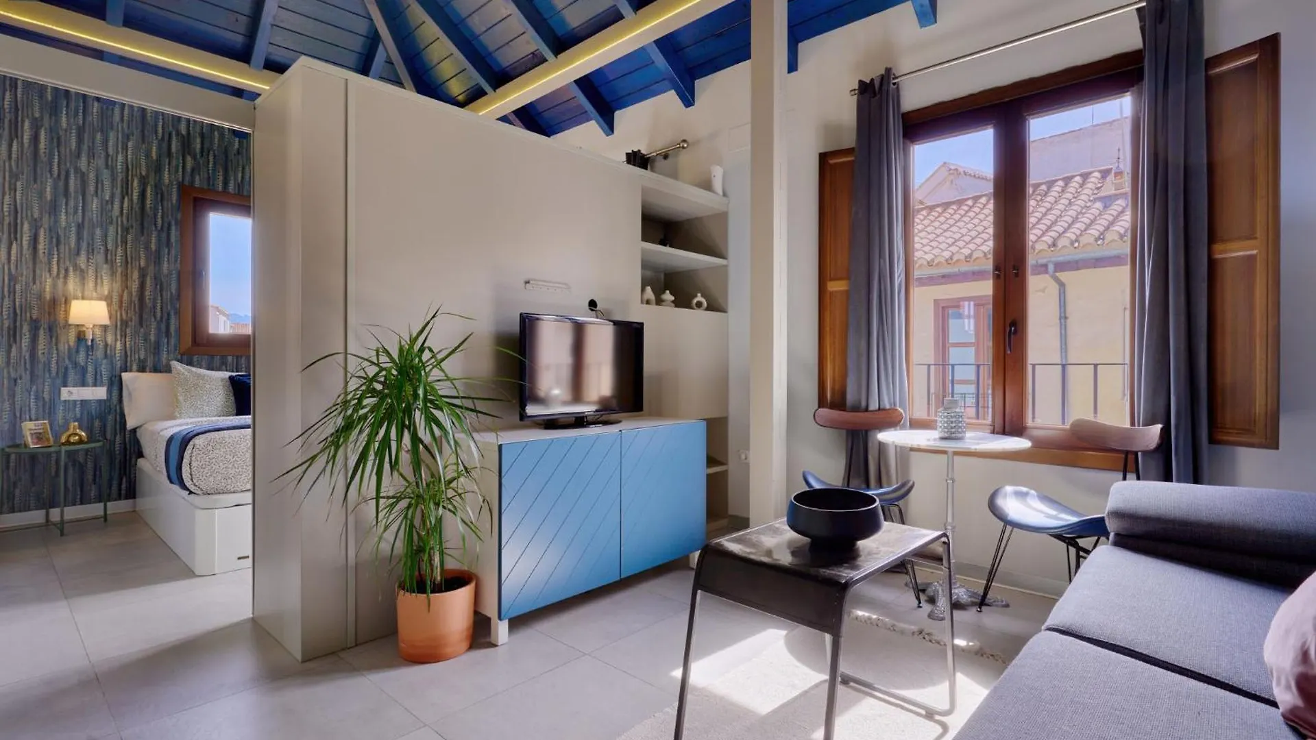 Rueda Bolas Suites - Hostatel Granada