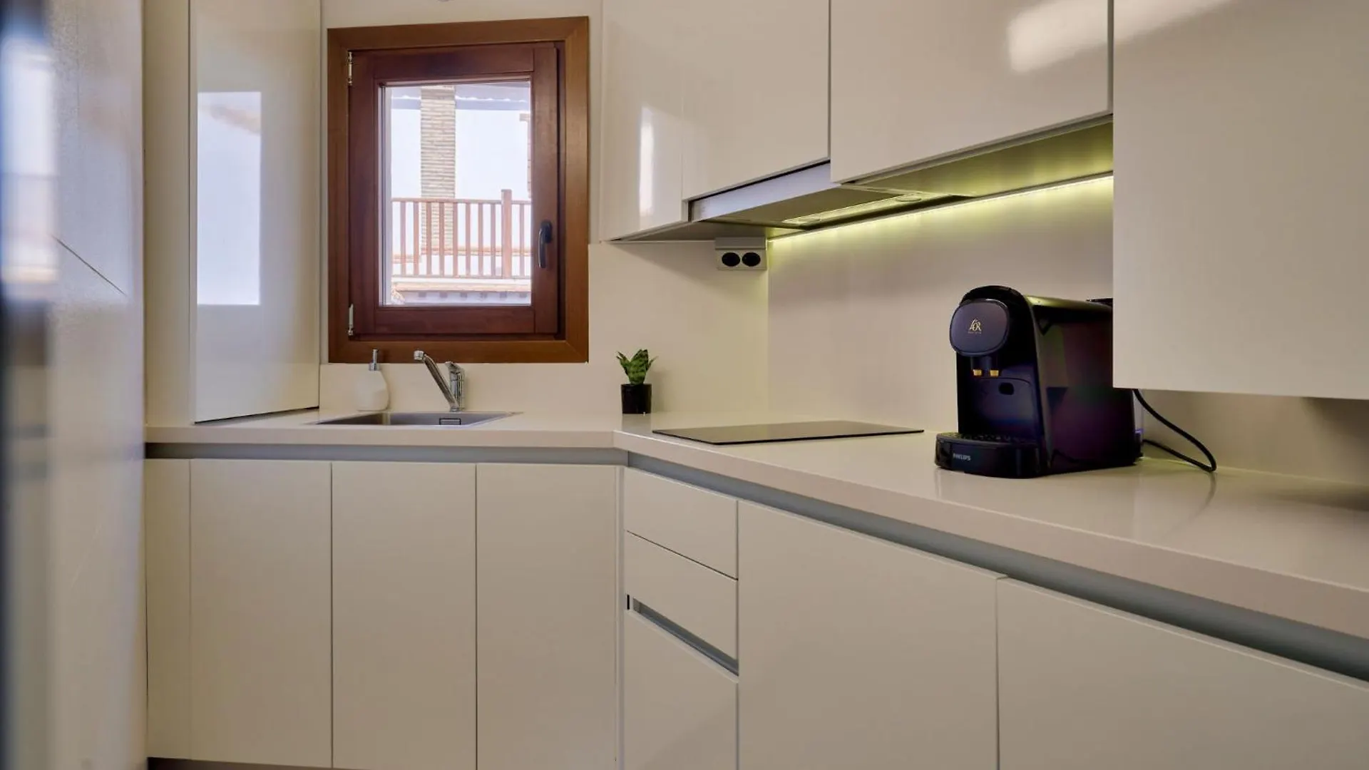 Rueda Bolas Suites - Hostatel Granada Spain